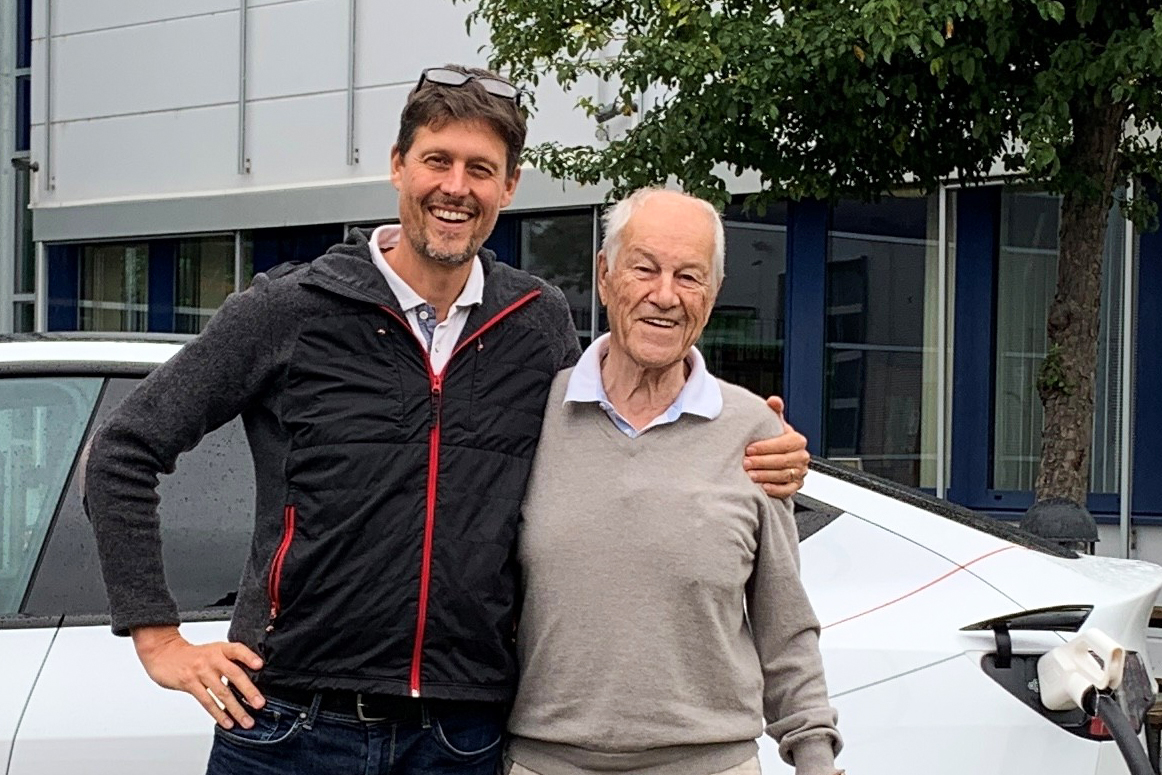 Die beiden Geschäftsführer Thomas und Hanns Thomas Roggenkamp vor dem Firmengebäude